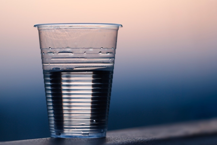 Verbod op het gratis meegeven van plastic bekers en bakjes (1 juli 2023)